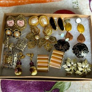 Vintage earrings clip hooks pierce bundle with one pendant fashione jewelry